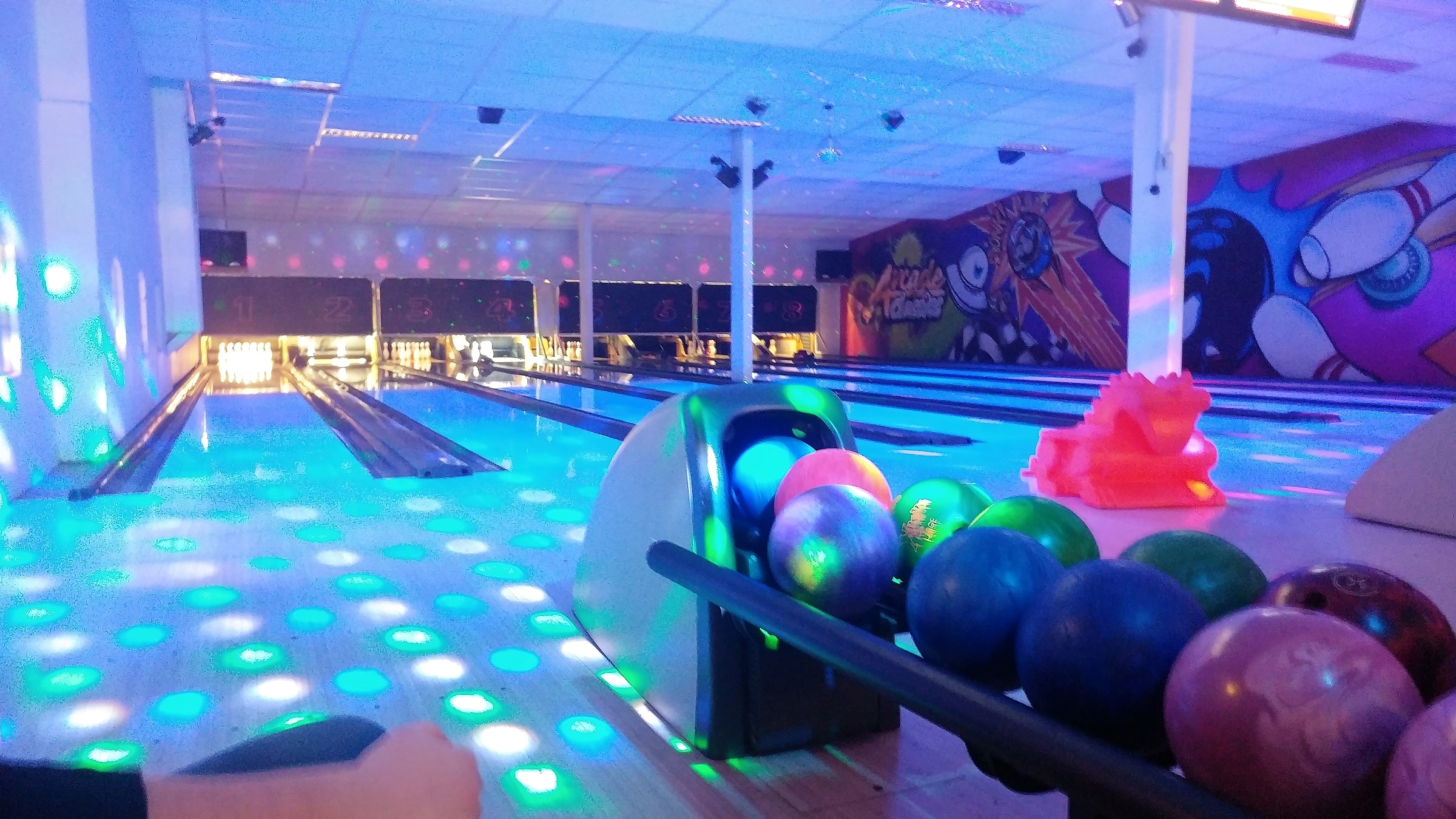 Mester'n Bowling — barnevennlige baner med oransje JR-bumperramper