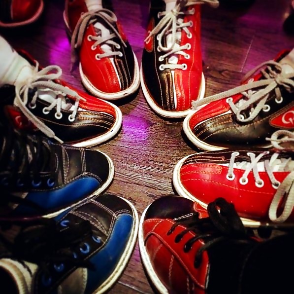 Bowlingsko arrangert i sirkel — sammen-symbol