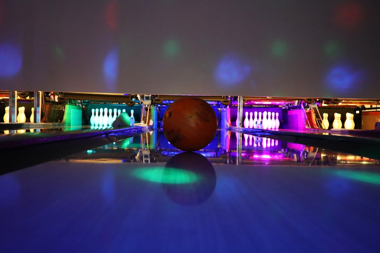 Mester'n Bowlings hall — åtte baner med fargede LED-lys, hvite bowlingpinner glødende oppstilt
